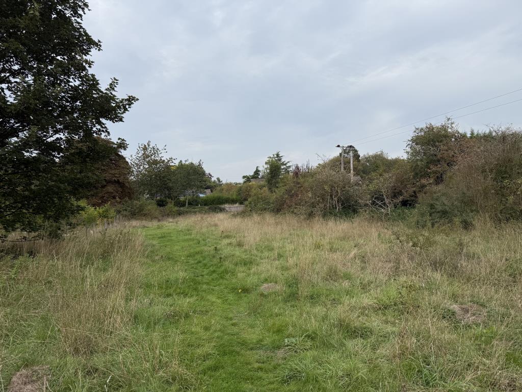 Lot: 45 - FREEHOLD SITE WITH DEVELOPMENT POTENTIAL - Looking north towards the property lan clipper